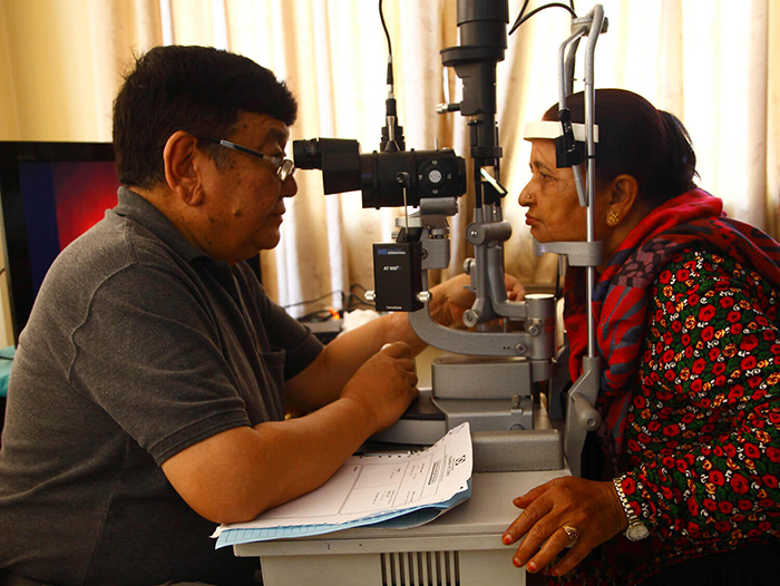 Как бедный парень из непальской деревни вернул зрение 120 000 человек