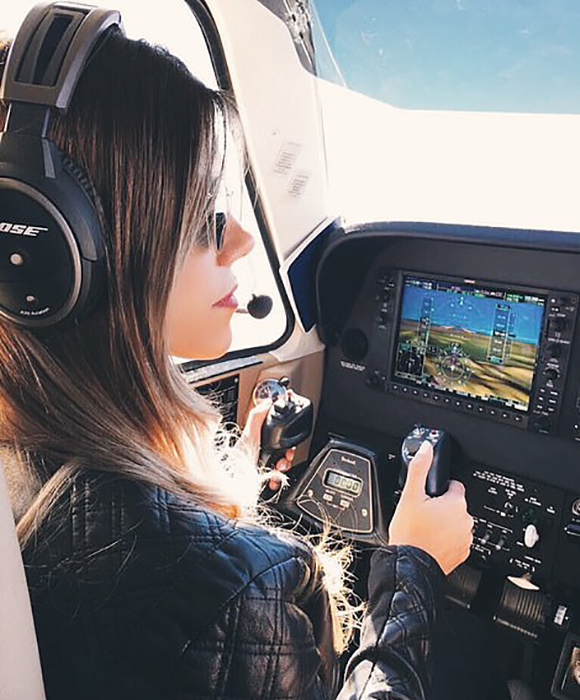 Как красавица из Бразилии стала пилотом вертолета и звездой Инстаграма