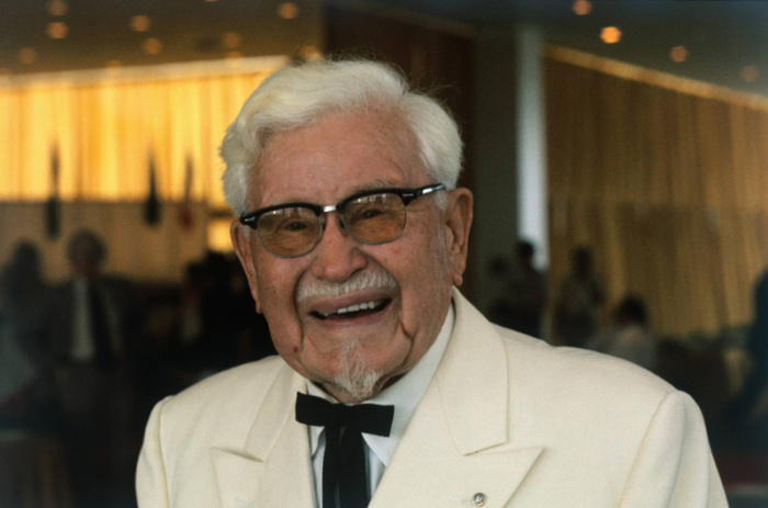 Как основатель KFC полковник Сандерс осуществил мечту Остапа Бендера о белых штанах