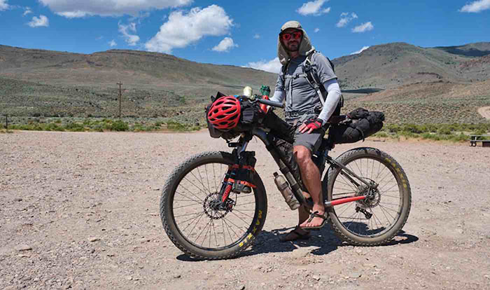 Как погибавшего в пустыне пенсионера спас велосипедист «из ниоткуда»