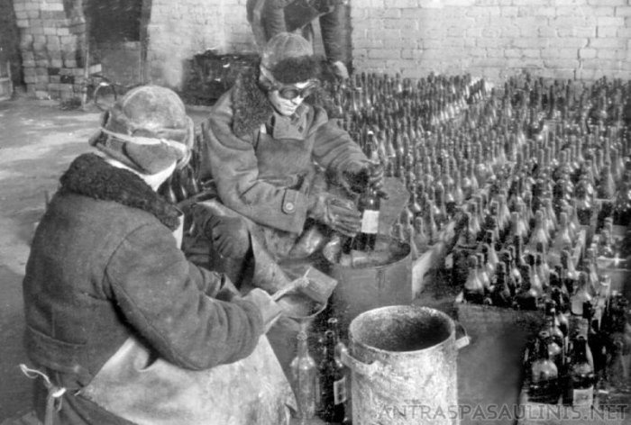 «Коктейль Молотова»: откуда бутылка с зажигательной смесью появилась у советских солдат