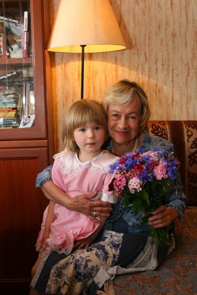 СМИ выяснили, кто станет опекуном 10-летней внучки скончавшейся Александры Назаровой