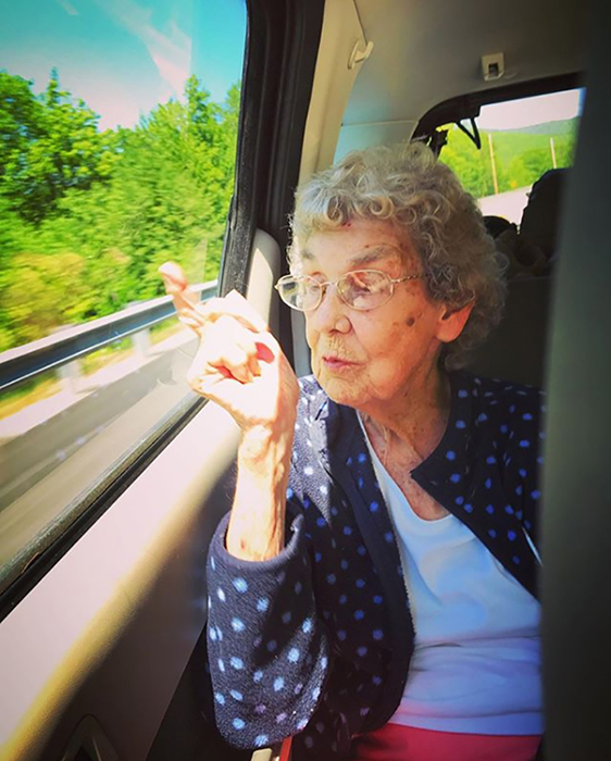 Внук показал бабушке то, что она не видела за 85 лет жизни
