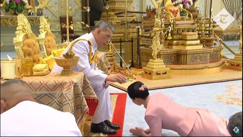 Женатый король Таиланда сделал свою любовницу второй супругой, тем самым признав многоженство в стране