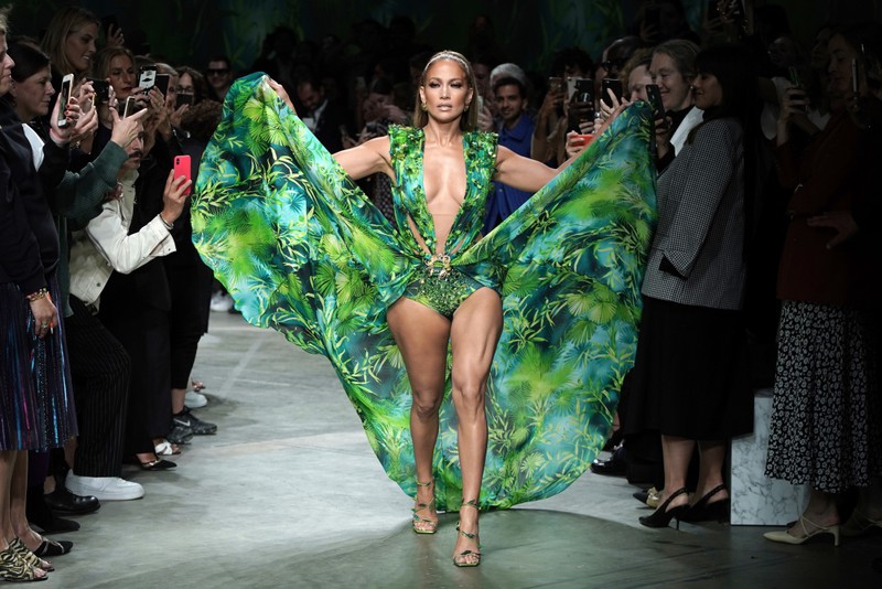 50-летняя Джей Ло закрыла шоу Versace в том самом платье, которое носила почти 20 лет назад