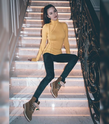 Анастасия Тарасова продемонстрировала «гулливеровские» ступни на новом фото