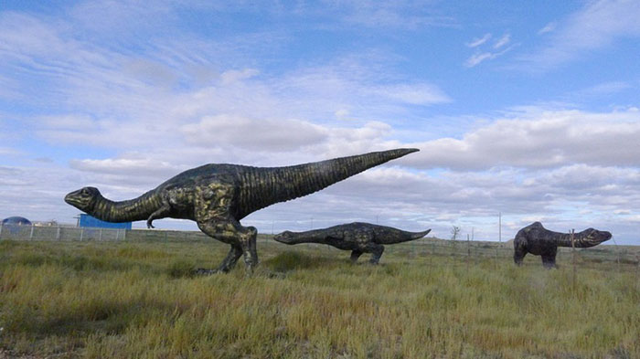 Где можно увидеть целующихся динозавров и подергать за хвост гигантораптора