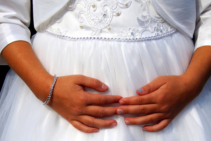 Иранскую 11-летнюю девочку выдали замуж за 22-летнего мужчину