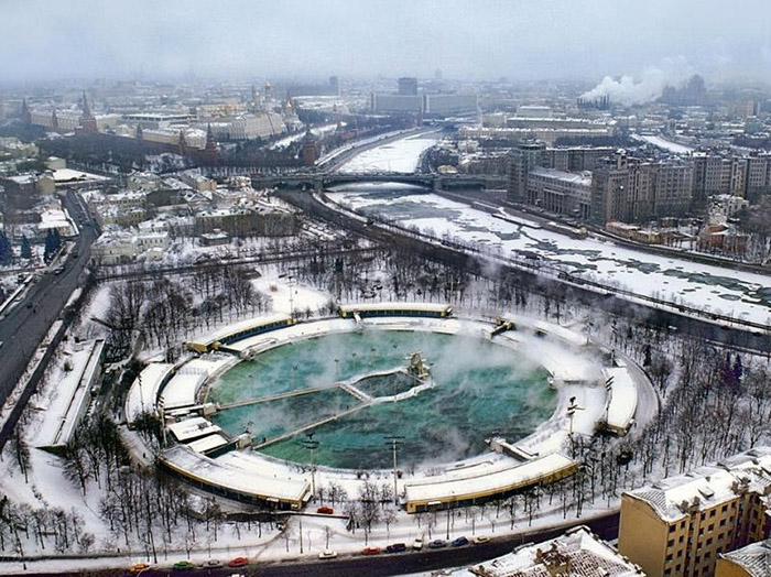 Как в центре Москвы месте самого большого бассейна появился самый большой храм