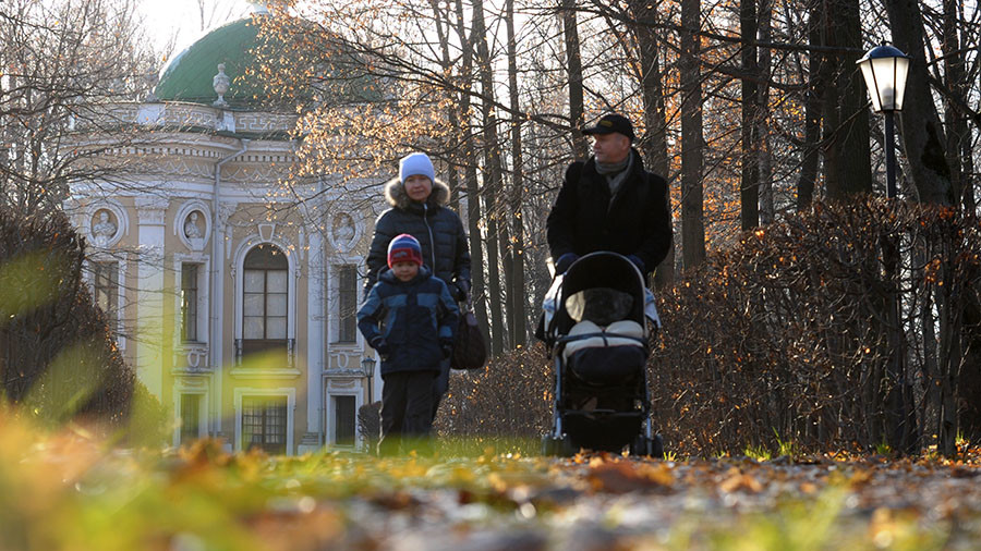 Осенний разогрев: в Москве начали подачу отопления в жилые дома