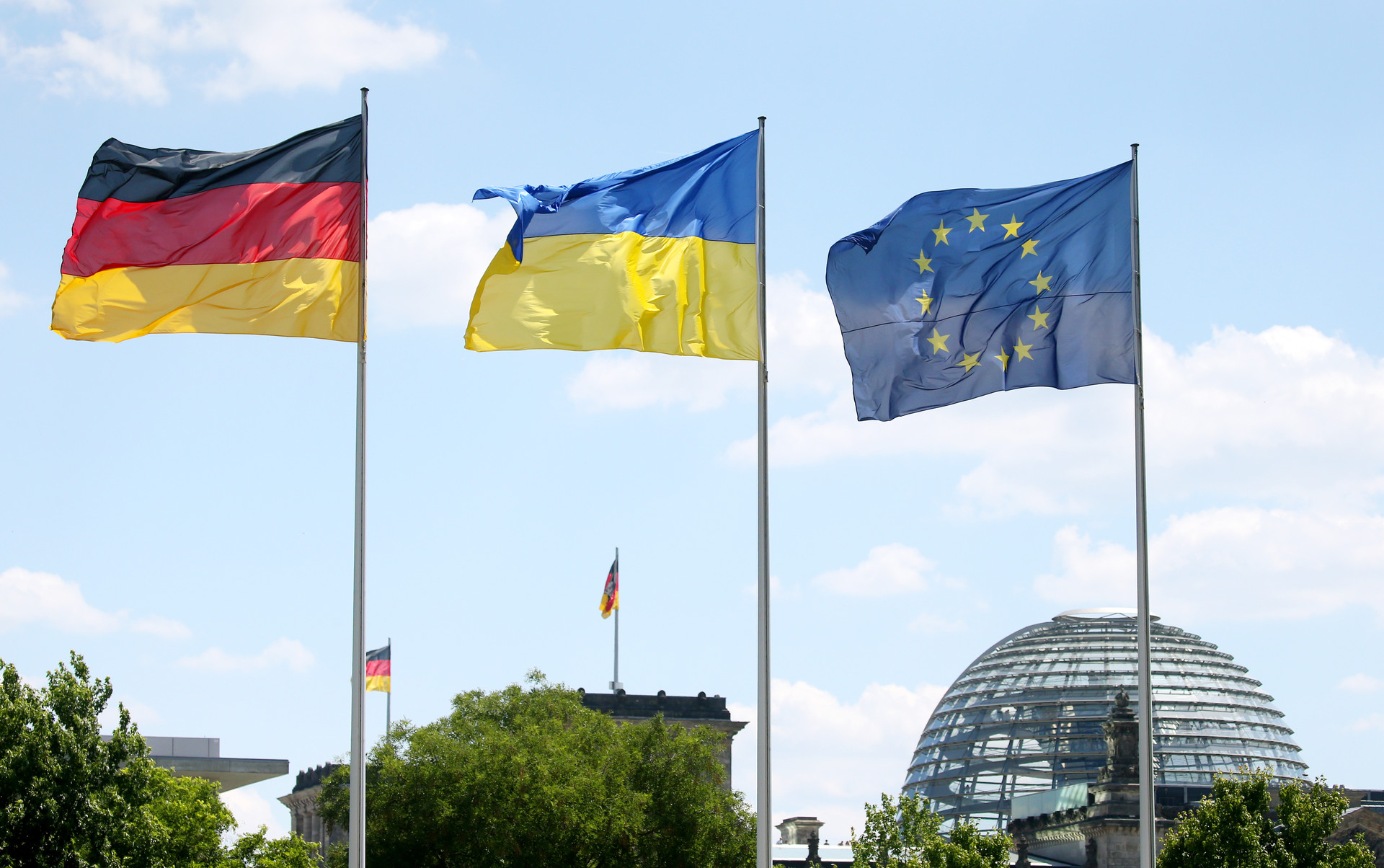 Разговор на троих: как в Германии отреагировали на критику ЕС со стороны Зеленского и Трампа
