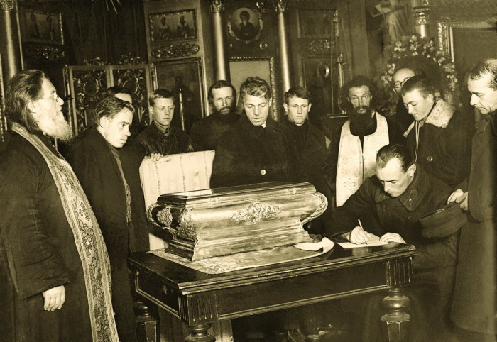 Зачем и как большевики инспектировали мощи святых