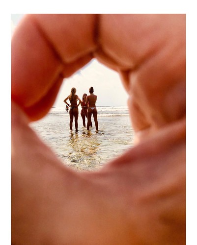 Айза Анохина уверяет, что не ревнует мужа, снимающего незнакомок в купальниках на пляже