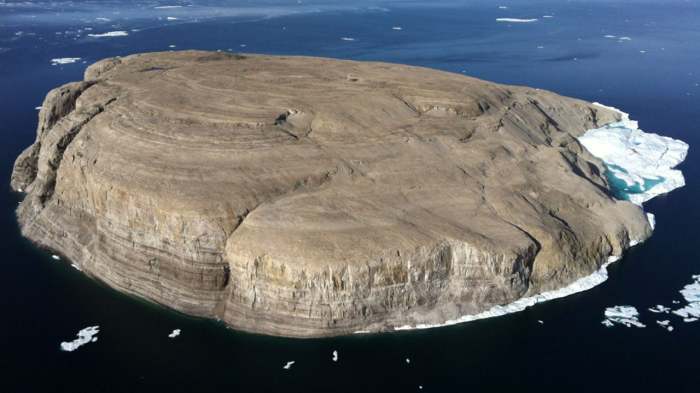 Кому принадлежит скала в Арктике, маяк на острове и другие необычные споры за территории