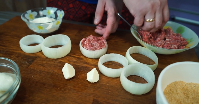 Луковые кольца с мясом и сыром.