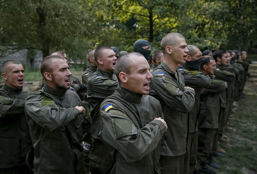 Опасные «добровольцы»: основатель «Азова» пригрозил Зеленскому отправить тысячи радикалов в Донбасс