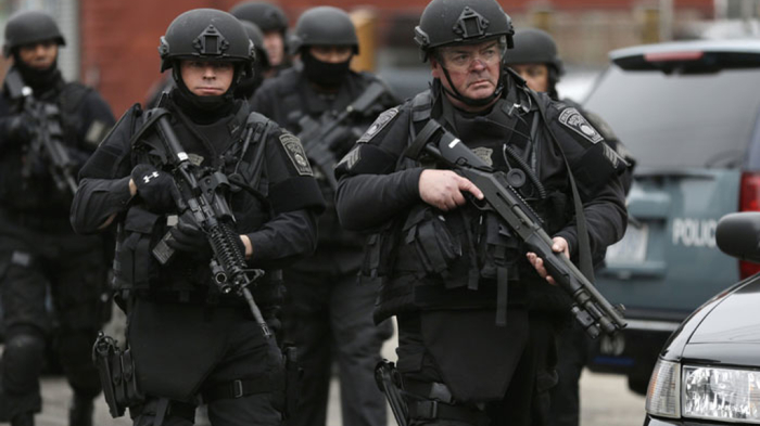 Почему американские полицейские используют дробовики, а не автоматическое оружие