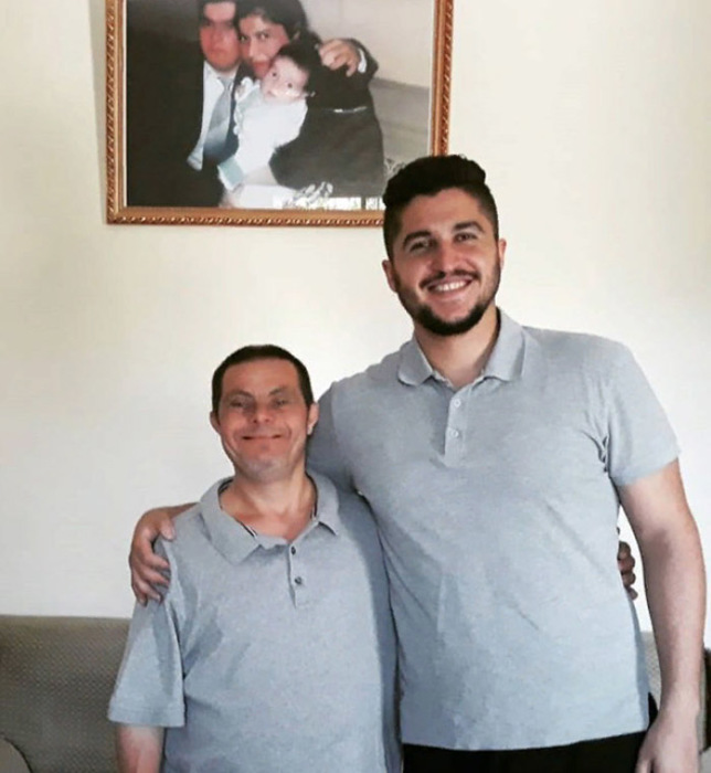 Студент из Сирии гордится отцом с синдромом Дауна, который воспитал его