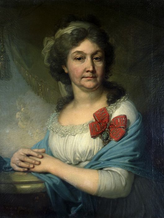 Какую деталь можно увидеть на портретах женщин русской императорской фамилии