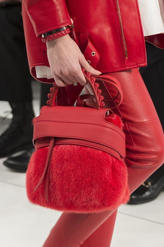 Мода зима 2019-2020: названо топ-5 трендовых сумок