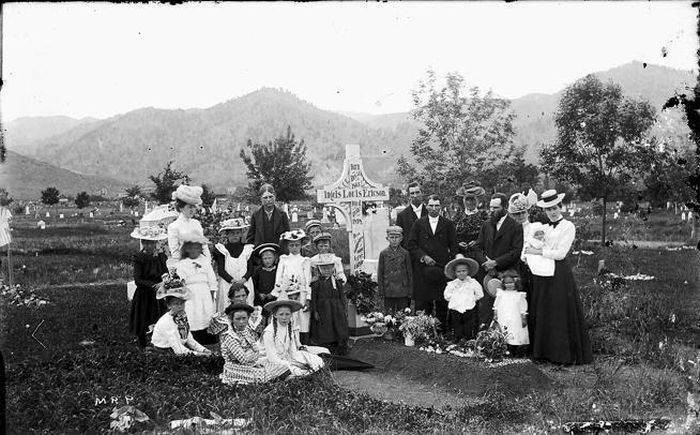 Пикник на кладбище: Почему в США еда и отдых в местах упокоения в XIX веке стали данью моде
