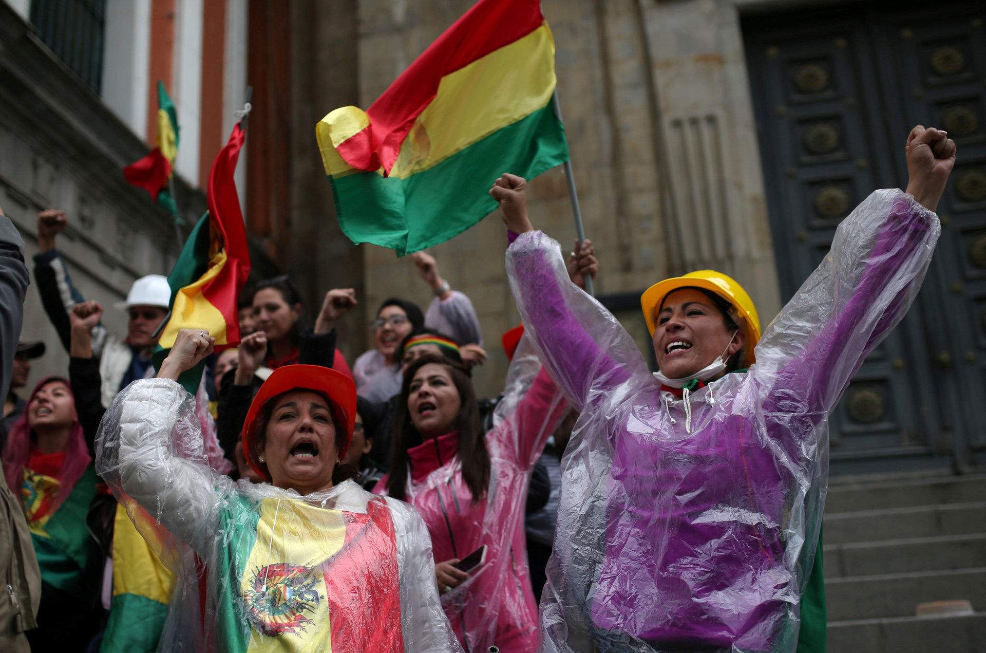 «По лекалам госпереворота»: как развивается ситуация в Боливии на фоне отставки президента Моралеса