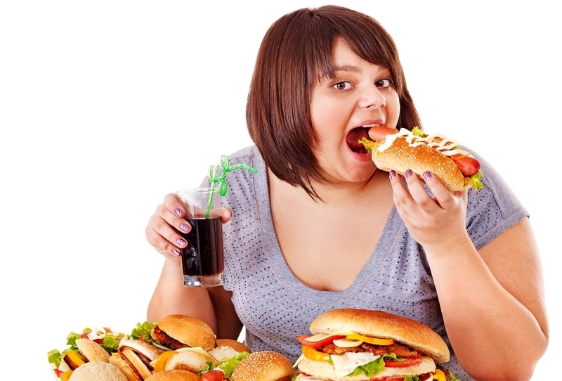 Приводят к лишнему весу: названо топ-6 вредных привычек