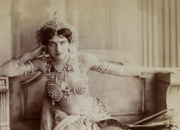 Ясновидящий, танцовщица и другие легендарные личности времён Первой мировой, повлиявшие на ход истории