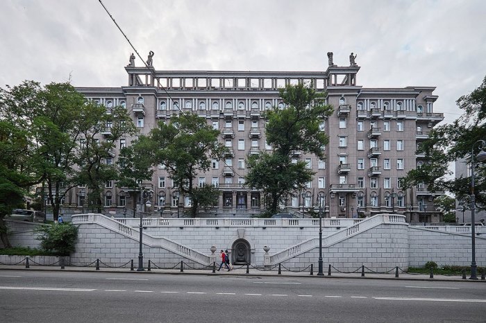 Cамый первый небоскреб и первый опыт сталинского ампира во Владивостоке: Чем знаменита «Серая лошадь»