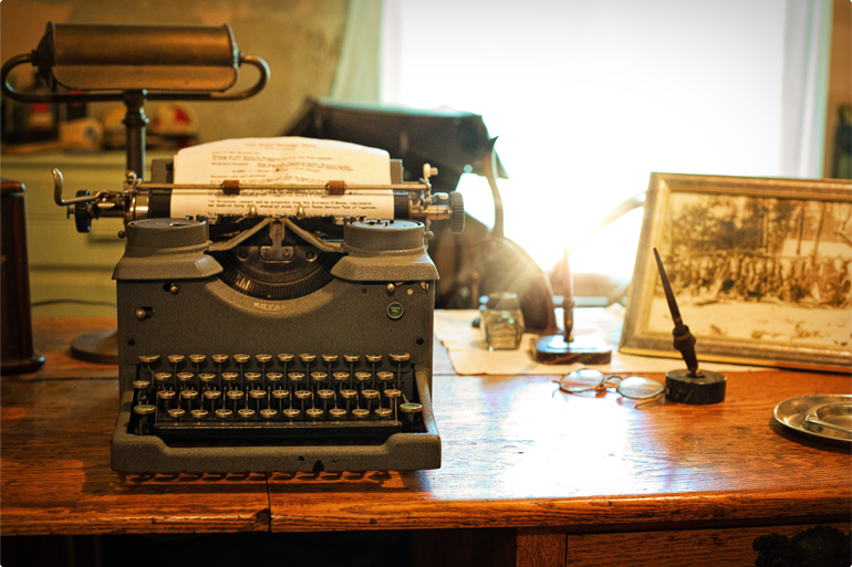 desk-writing-vintage-antique-retro-old-typewriter-office-nostalgia-drink-writer-type-author-journalist