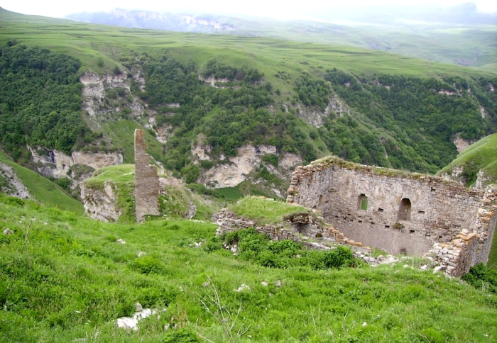 Древние замки на территории России, куда редко заходят туристы