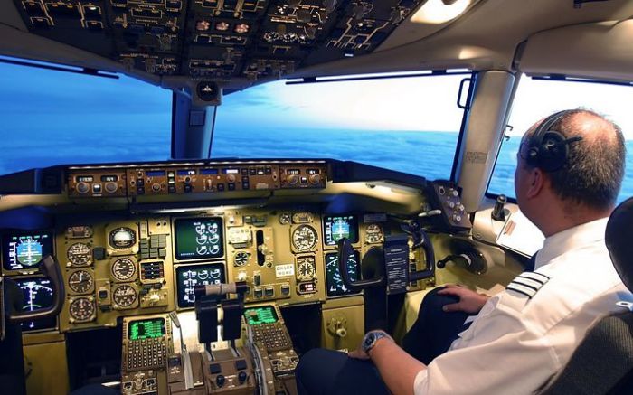 Каким образом пилоты самолетов запоминают расположение и назначение всех кнопок