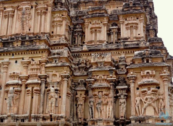 «Неприличный» индуистский храм Вирупакши: Какой смысл вложил древний скульптор в изображение плотской любви