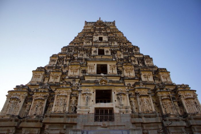 «Неприличный» индуистский храм Вирупакши: Какой смысл вложил древний скульптор в изображение плотской любви