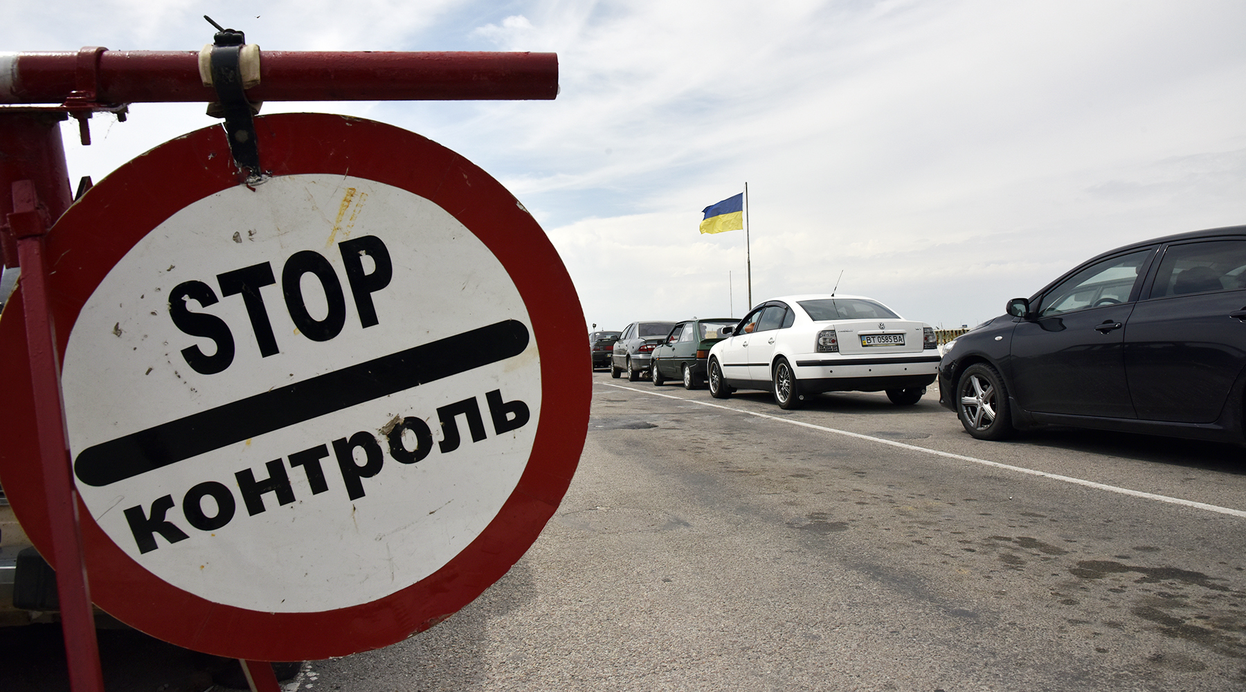 «Перенаправить миграционные потоки»: почему Киев намерен запретить украинцам въезжать в РФ по внутреннему паспорту