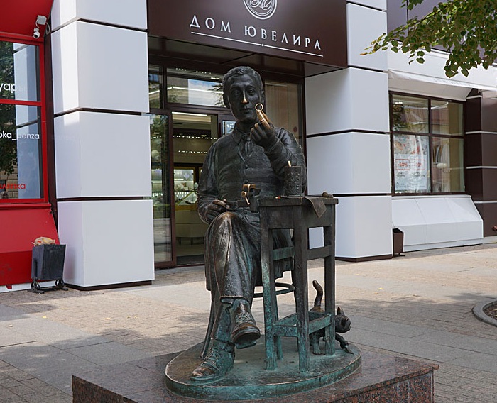 Почему пензяк Толстопятый, какой ювелир помогает найти пару и другие скульптурные странности на улицах Пензы