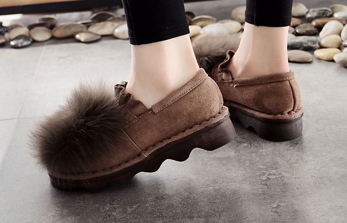 Почему зимние женские лоферы с мехом - подходящая обувь для городской модницы