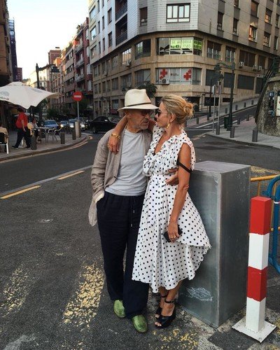 Юлия Высоцкая поделилась чувственным фото, на котором ее целует в шею 82-летний Андрей Кончаловский