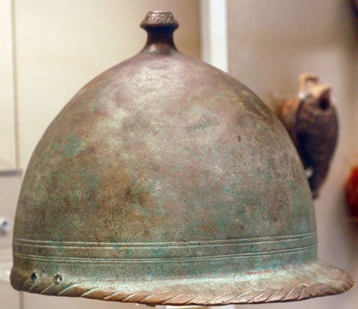 Зачем римскому шлему странная горизонтальная пластина сзади 