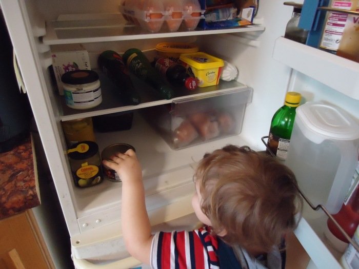 Из-за чего холодильник начал греться по бокам, и что делать в таком случае