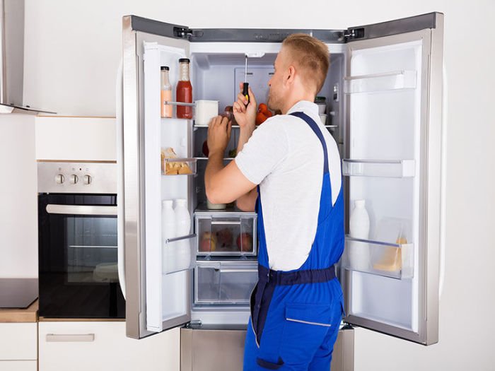 Из-за чего холодильник начал греться по бокам, и что делать в таком случае