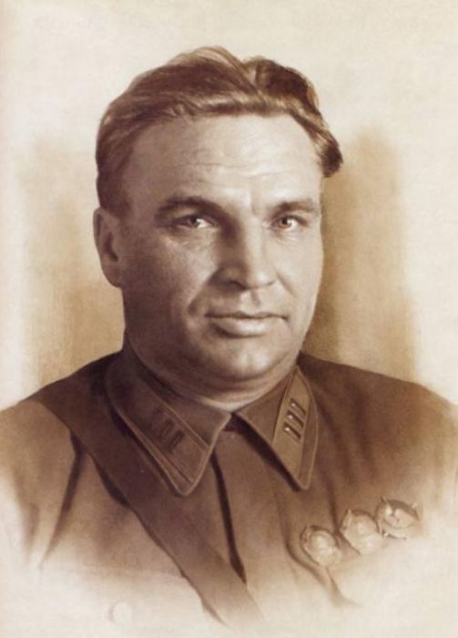 «Воздушный хулиган» или «сталинский сокол»: Виражи Валерия Чкалова в небесах и на земле