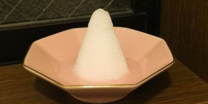 Зачем японцы расставляют в мисочках соль в туалете