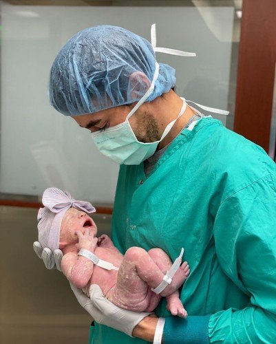 Анна Курникова опубликовала первые фото с новорожденным ребенком