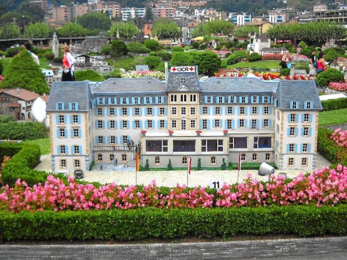 Как увидеть всю Швейцарию за час: Обычный лавочник построил архитектурные шедевры в миниатюре