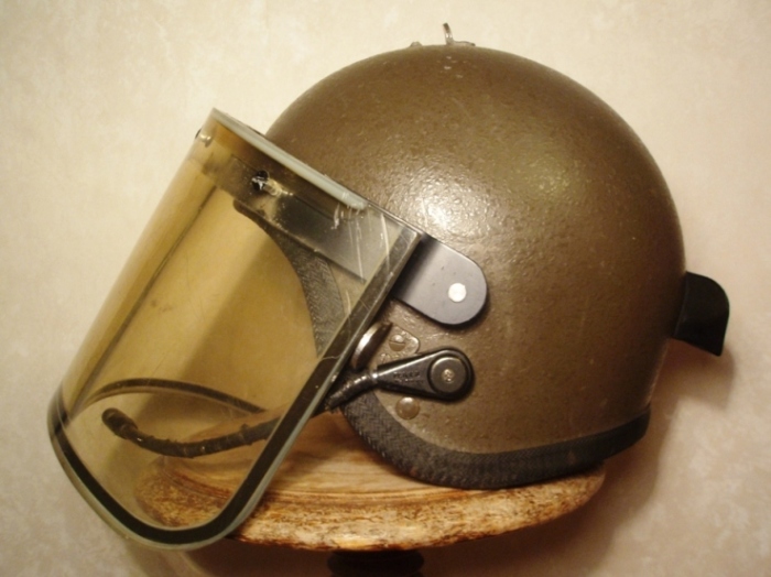 Почему спецназовцы предпочитают носить стеклянное забрало на каске, нежели титановое