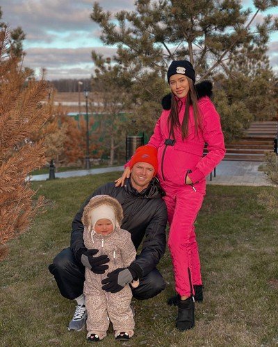 В Сети обсуждают, что Анастасия Тарасова вышла на прогулку с дочерьми в «детсадовском» комбинезоне