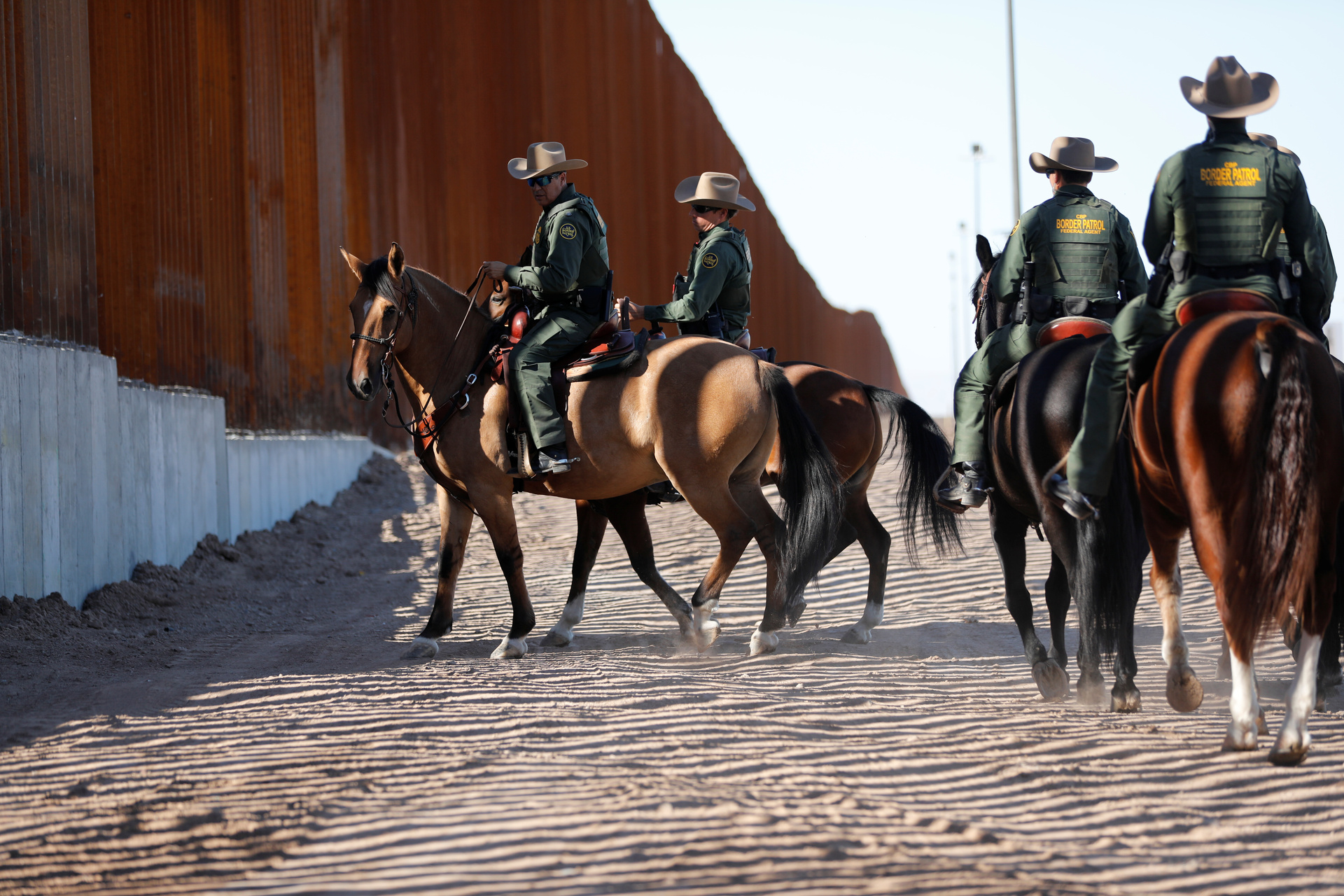 Заграждение вместо оружия: как Трамп пытается достроить стену на границе с Мексикой