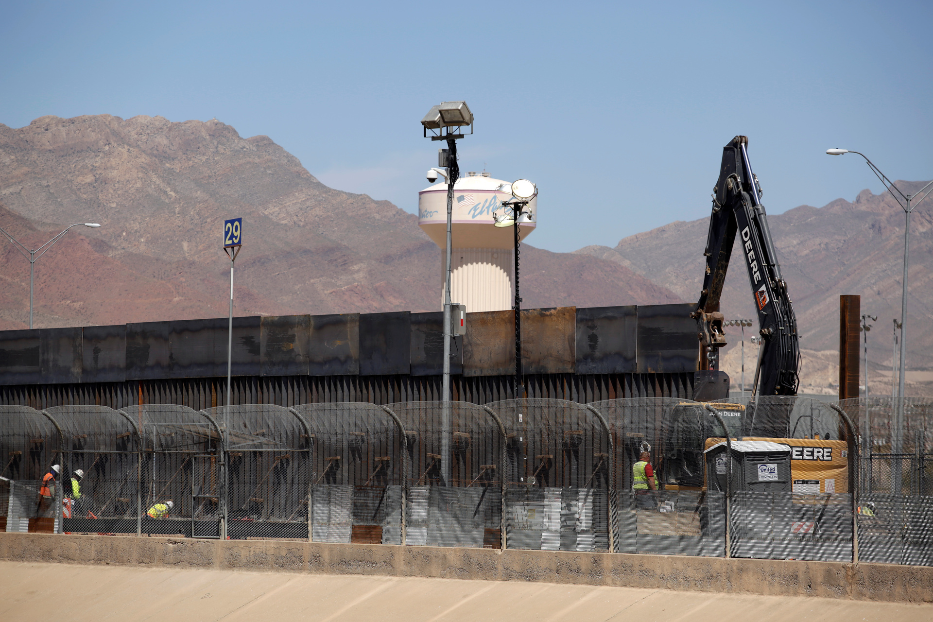 Заграждение вместо оружия: как Трамп пытается достроить стену на границе с Мексикой