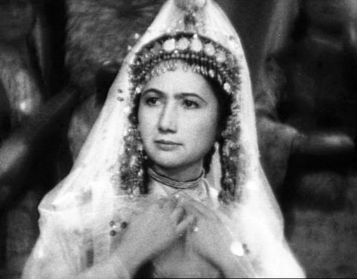 Как актриса уничтожила 130 фашистов и стала доктором востоковедения: Виражи судьбы Зибы Ганиевой